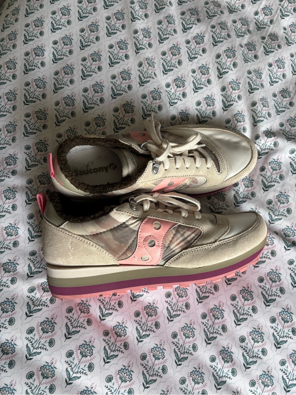 Saucony Beige and Pink Platform Runner Sneaker